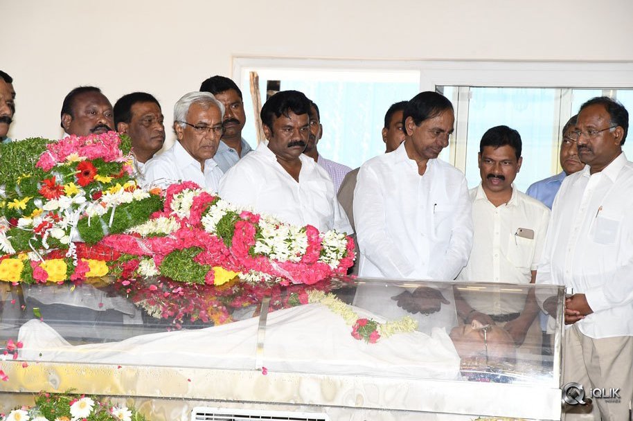 Celebs-Pay-Condolences-to-C-Narayana-Reddy